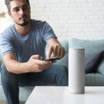 homme utilisant Amazon Alexa