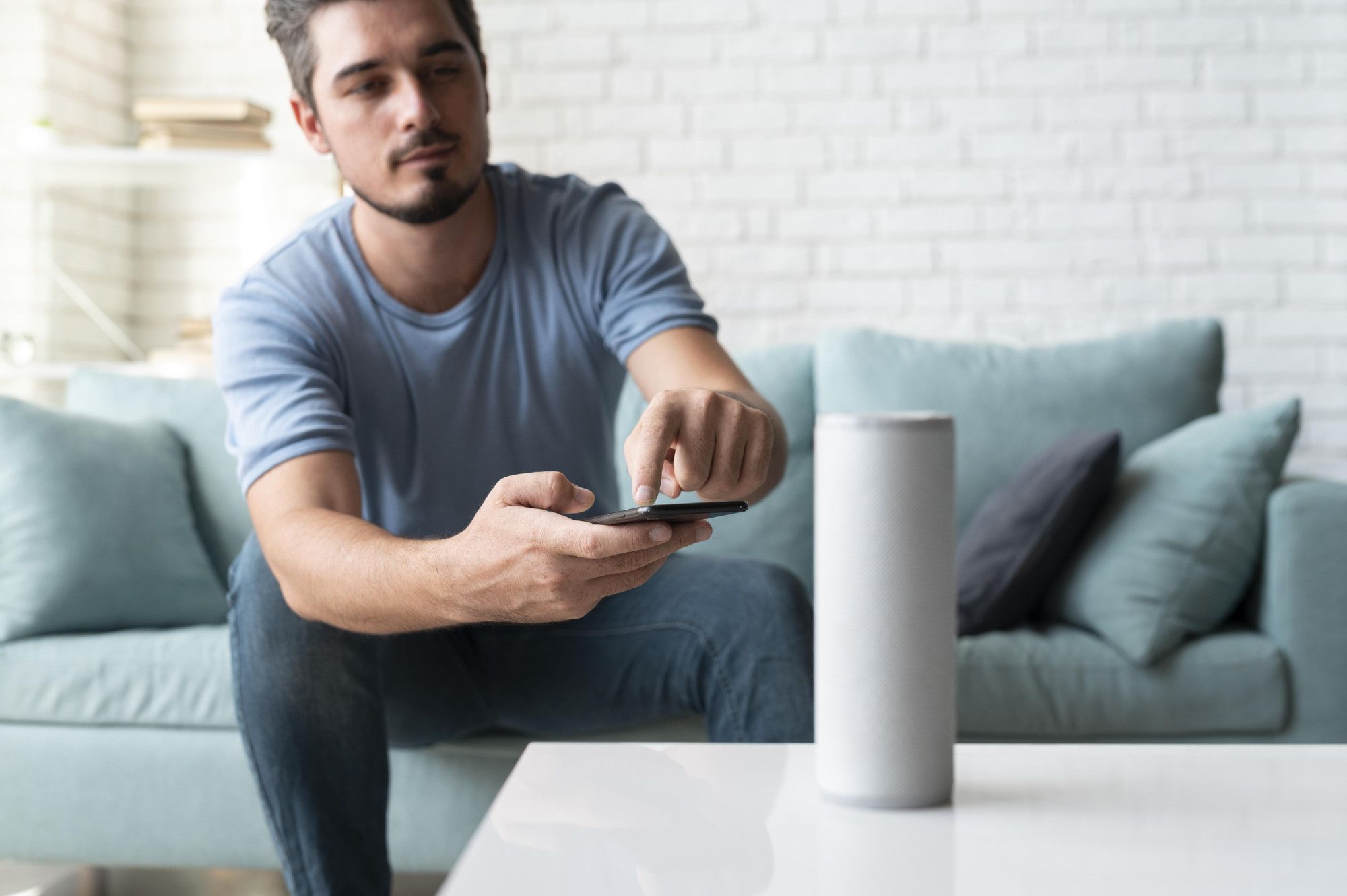 homme utilisant Amazon Alexa
