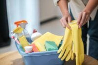 Des gants de ménages pour des astuces pour nettoyer différentes surface.